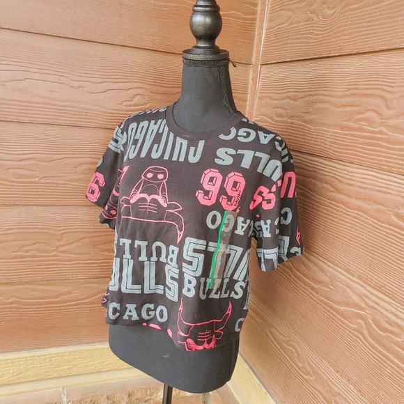 NWT NBA CHICAGO BULLS Women Size Medium Black Allover Print Cropped Top T-Shirt - Picture 1 of 9
